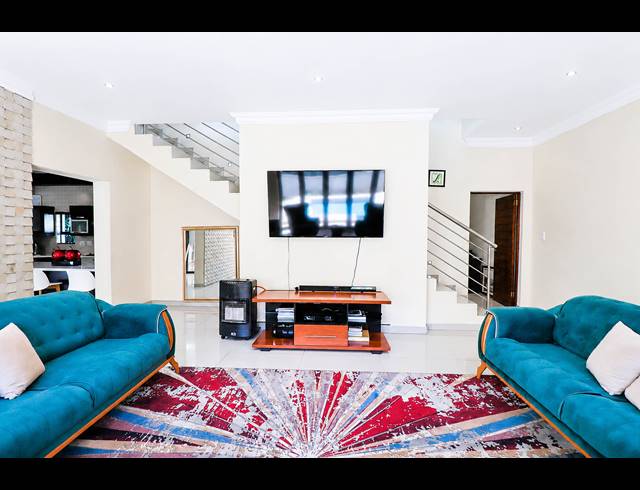 4 BEDROOM GOLF ESTATE FOR SALE IN BLUE VALLEY GOLF ESTATE